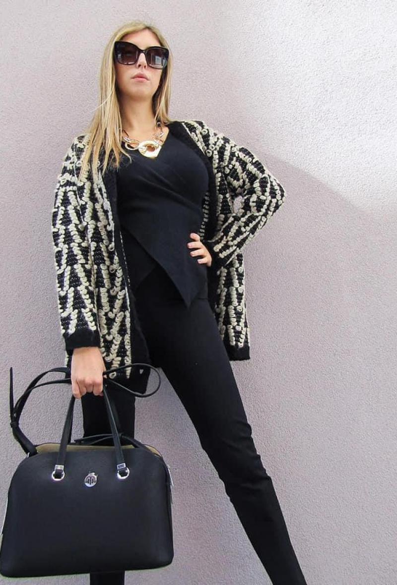 Cardigan over Nero<br />(<strong>Artlove</strong>)