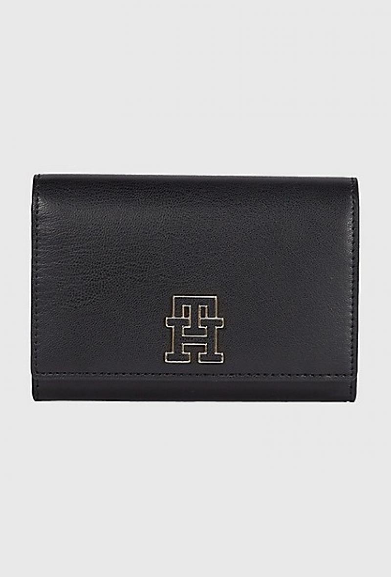 Portafogli medio con patta e monogramma Nero<br />(<strong>Tommy hilfiger</strong>)